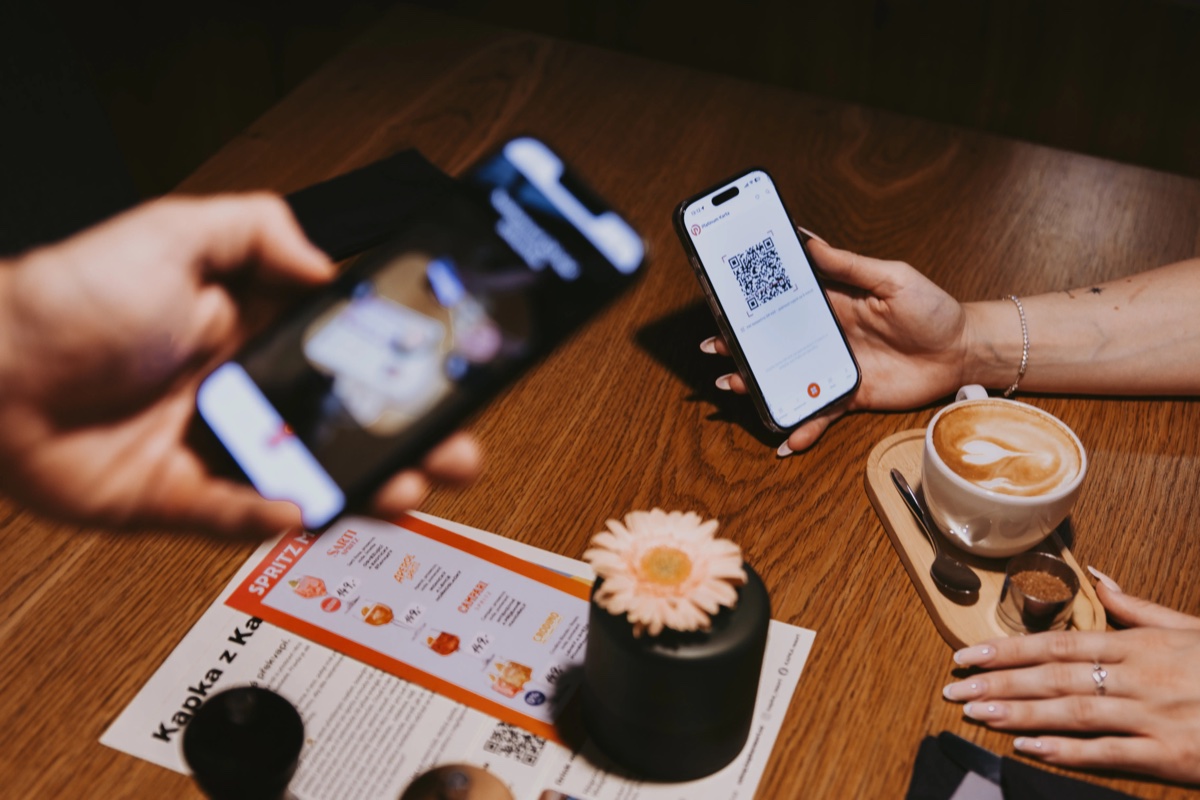 Ukázání QR kódu pro uplatnění benefitu u pokladny